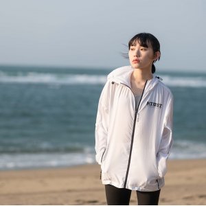 NTUST輕量機能防潑水風衣外套_白