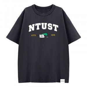 【預購至6/21，7/27陸續出貨】NTUST遇見JOGUMAN寬版純棉短T_暗夜灰