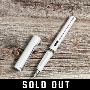 手寫的溫度｜NTUST書寫英文校名 LAMY Safari 狩獵者系列 鋼筆_皇家白(已完售)
